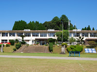 平出水小学校