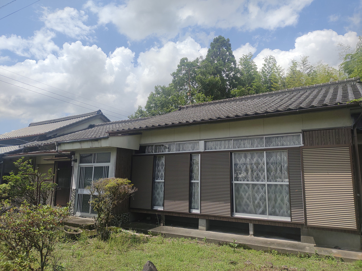 No.250【湯之尾校区/５DK/昭和50年築/140万】「果てしない大空と 広い農地と そこの納屋」：伊佐市空き家バンク