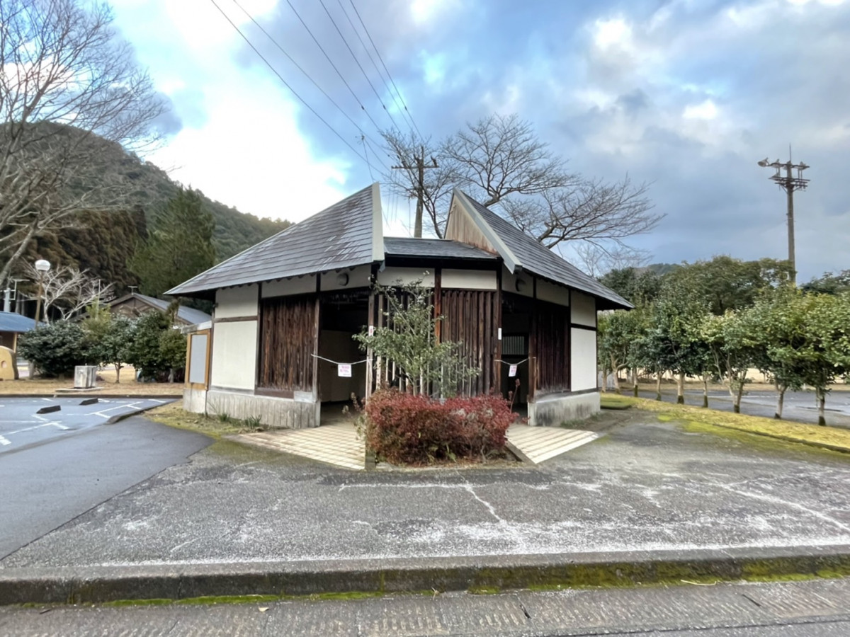 十曽青少年旅行村 駐車場「屋外トイレ」の利用中止について